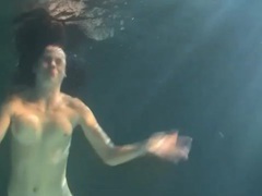 KiloTop presents: This girl can stay underwater for a long time